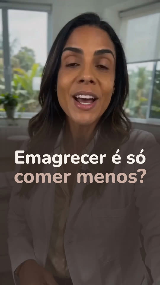 Capa Manchete: a frase Emagrecer é só comer menos? em letras grandes sobre o vídeo, abaixo do rosto, com o fundo escurecido por baixo.